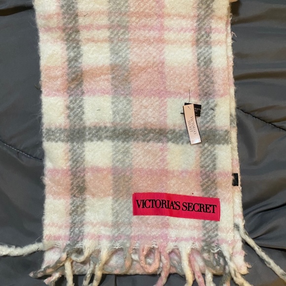 Victoria secret scarf - Picture 3 of 4